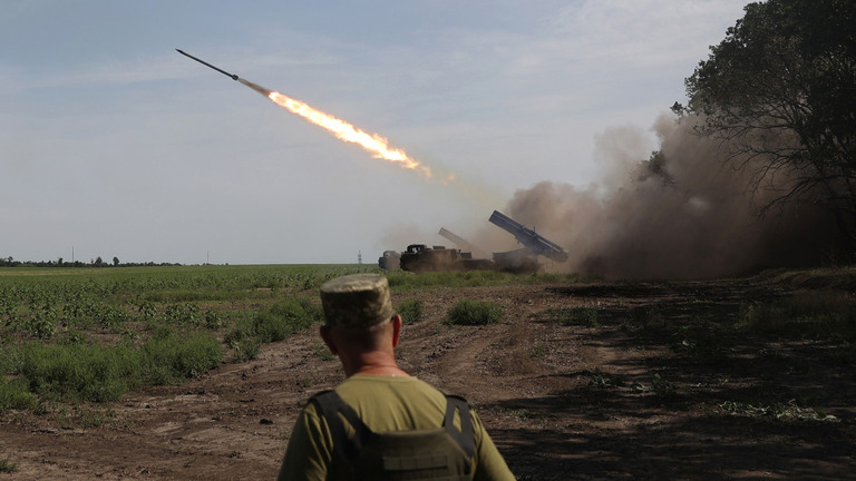 前線付近でロケット砲を発射するウクライナの砲兵部隊＝８月２７日、ドネツク州/Antatolii Stepanov/AFP/Getty Images