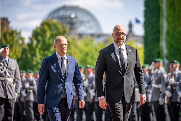 ドイツのショルツ首相（左）とウクライナのシュミハリ首相/Michael Kappeler/picture alliance/Getty Images