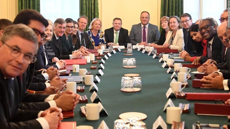 トラス首相（左列の中央）が最初の閣議を開催＝７日/Jeremy Selwyn/AFP/Getty Images