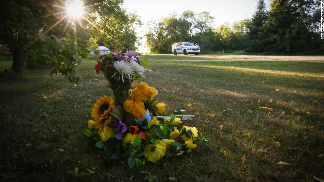 犠牲者の自宅前に手向けられた花=カナダ中部サスカチュワン州/Lars Hagberg/AFP/Getty Images