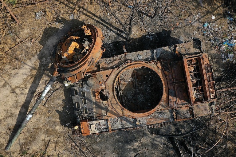 ウクライナ首都近郊の森林地帯で破壊され、錆びつき始めたロシア軍の戦車/Christopher Furlong/Getty Images