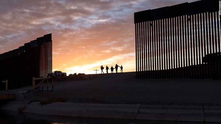 ブラジルから米アリゾナ州へ国境を越えて移民する家族＝２０２１年６月１０日/Eugene Garcia/AP