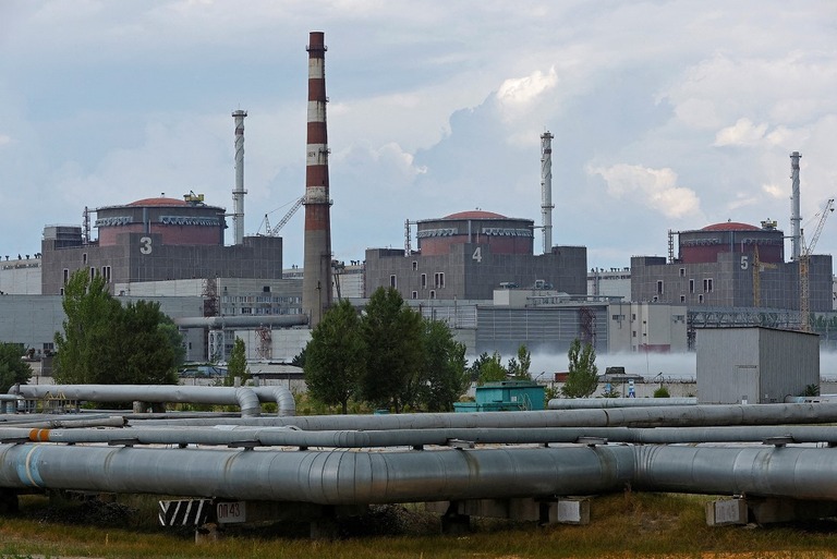ウクライナ当局がザポリージャ原発の稼働停止を検討している/Alexander Ermochenko/Reuters