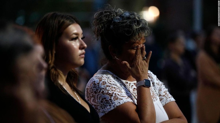 刺殺事件を受けて開かれた集会で涙を流す女性/Lars Hagberg/AFP/Getty Images