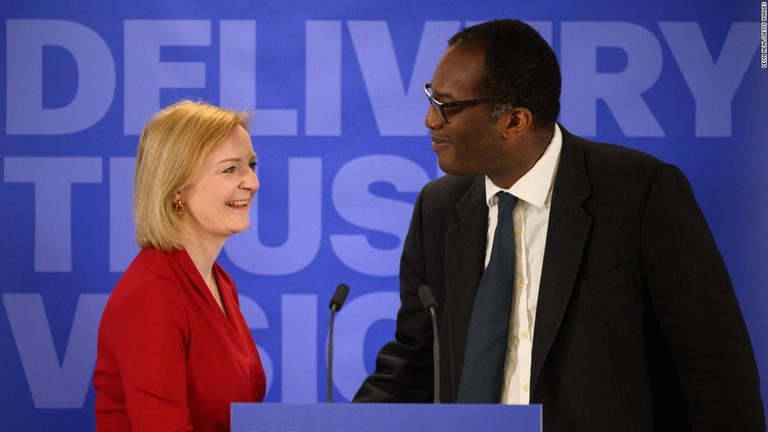 トラス氏（左）と財務相に就くクワシ・クワルテング氏/Leon Neal/Getty Images