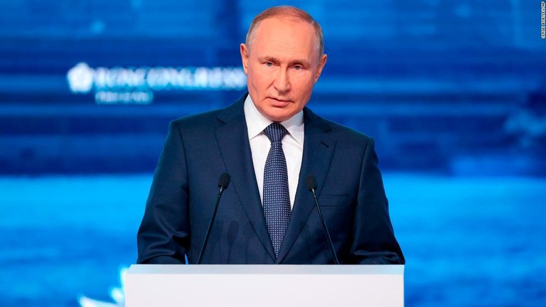 ロシアのプーチン大統領が東方経済フォーラムで演説＝７日、ウラジオストク/Sergei Bobylev/AP