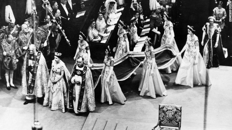 ジョージ6世が肺がんのため56歳で死去した後、エリザベス王女は1952年2月に女王エリザベス2世として即位した。画像は翌年6月2日の戴冠式の様子/AFP/Getty Images