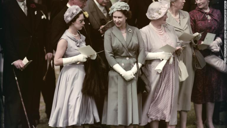 １９５８年６月、イングランドのエプソムダウンズ競馬場で。右からマーガレット王女、エリザベス女王、エリザベス王太后/Fox Photos/Hulton Royals Collection/Getty Images