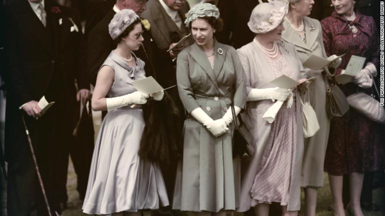 1958年6月、イングランドのエプソムダウンズ競馬場で。右からマーガレット王女、エリザベス女王、エリザベス王太后/Fox Photos/Hulton Royals Collection/Getty Images