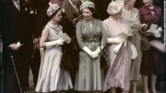 １９５８年６月、イングランドのエプソムダウンズ競馬場で。右からマーガレット王女、エリザベス女王、エリザベス王太后