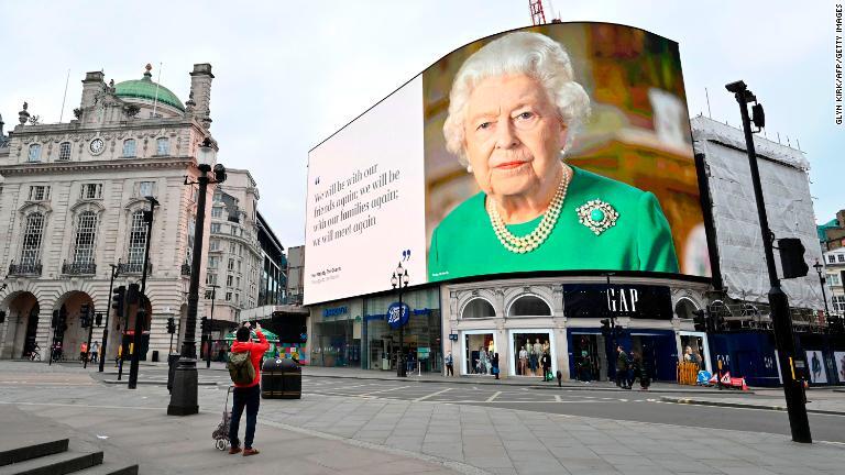 ロンドンのピカデリー・サーカスに現れたエリザベス女王の画像＝２０２０年４月/Glyn Kirk/AFP/Getty Images