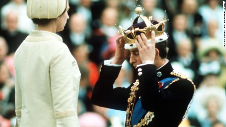 １９６９年、プリンス・オブ・ウェールズの認証式で宝冠をつけるチャールズ皇太子/Anwar Hussein/WireImage/Getty Images
