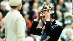 １９６９年、プリンス・オブ・ウェールズの認証式で宝冠をつけるチャールズ皇太子