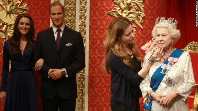 ロンドンのマダム・タッソー館で２０１２年５月にお披露目されたエリザベス女王の蠟人形/Fred Duval/Getty Images