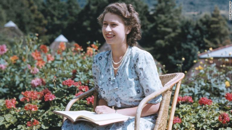 １９４７年４月２１日、南アフリカのロイヤル・ナタール国立公園で。この日は王女の２１歳の誕生日だった/Eddie Worth/AP