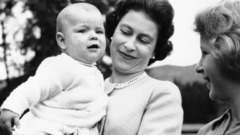 １９６０年９月、スコットランドのバルモラル城で過ごす休暇の一コマ。息子のアンドルー王子を抱くエリザベス女王と、それを見つめる娘のアン王女