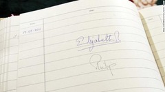 アイルランド大統領公邸の訪問者名簿に記されたエリザベス女王のサイン＝２０１１年５月