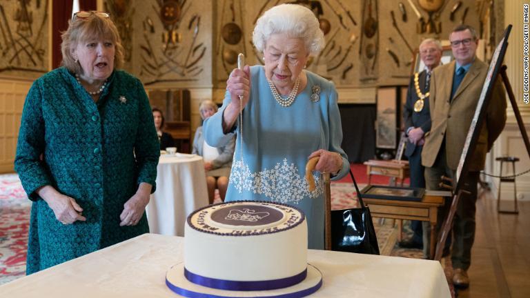 即位７０周年を記念するケーキに入刀＝２０２２年２月/Joe Giddens/WPA Pool/Getty Images