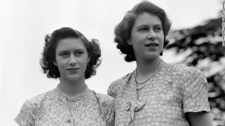 サマードレス姿のエリザベス王女（右）とマーガレット王女＝１９４２年前後/Lisa Sheridan/Studio Lisa/Getty Images