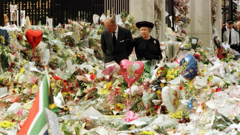 ダイアナ妃の死後、バッキンガム宮殿に寄せられた追悼の花束/Pool/AP