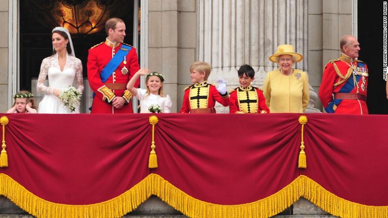 ２０１１年４月、バッキンガム宮殿のバルコニーに立つロイヤルファミリー。女王の孫のウィリアム王子（左から３人目）はキャサリン妃と結婚したばかり/James Devaney/FilmMagic/Getty Images