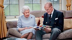 ２０２０年１１月、ひ孫たちから送られた手作りのカードを眺めるエリザベス女王とフィリップ殿下