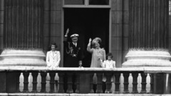 １９３９年６月２２日、バッキンガム宮殿のバルコニーで。左からエリザベス王女、ジョージ６世、エリザベス王妃、マーガレット王女