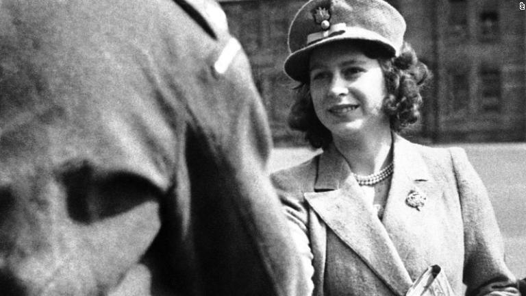 １９４２年５月２９日、近衛歩兵連隊の将校と握手を交わすエリザベス王女。ジョージ６世は王女を英国陸軍連隊の名誉大佐に任命した/AP