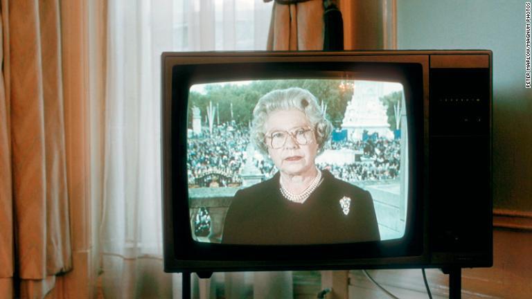 １９９７年、ダイアナ妃の葬儀の前夜に国民に向けて語りかけるエリザベス女王/Peter Marlow/Magnum Photos