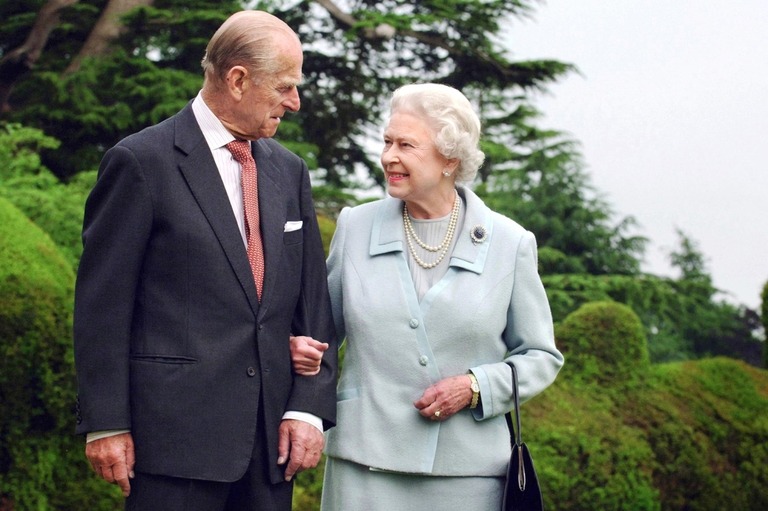 英ハンプシャー州ブロードランズを歩くエリザベス女王とフィリップ殿下＝２００７年１１月１８日/Fiona Hanson/AFP/Getty Images