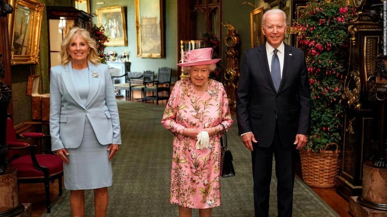 バイデン米大統領夫妻と英エリザベス女王＝２０２１年６月１３日、英国ウィンザー城/Steve Parsons/WPA Pool/Getty Images