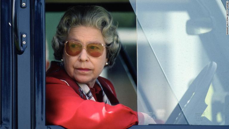 １９９２年５月のウィンザー・ホース・ショーでランドローバーを運転するエリザベス女王/Anwar Hussein/Getty Images