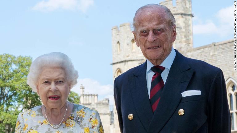 2020年6月、フィリップ殿下の99歳の誕生日を前にそろって写真に収まる/Handout/Steve Parsons/Press Association/Getty Images