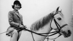 １９４０年、イングランドのウィンザーで乗馬を楽しむ様子