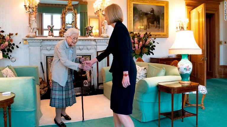 静養先のスコットランド・バルモラル城で新首相となるトラス氏に面会＝２０２２年９月 /Jane Barlow/AP