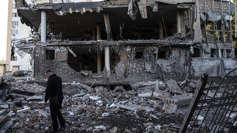 ロシアのミサイル攻撃を受けた建物＝７日、ウクライナ北東部ハリコフ市/Metin Aktas/Anadolu Agency/Getty Images