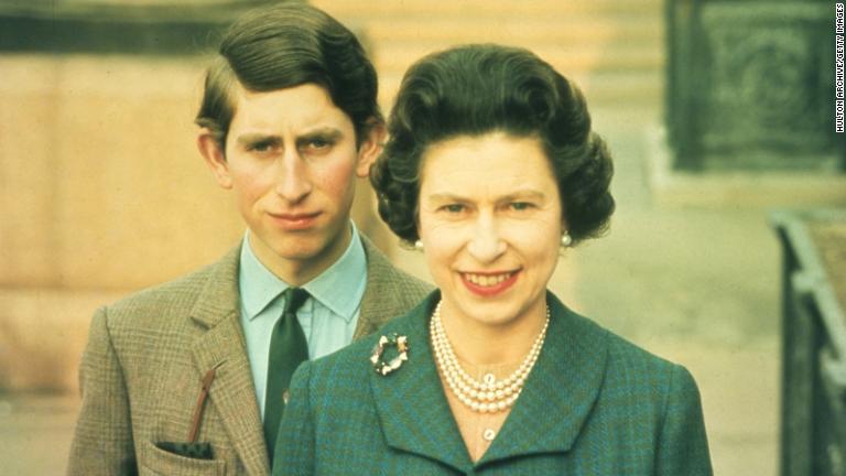 長男のチャールズ皇太子と＝１９６９年/Hulton Archive/Getty Images