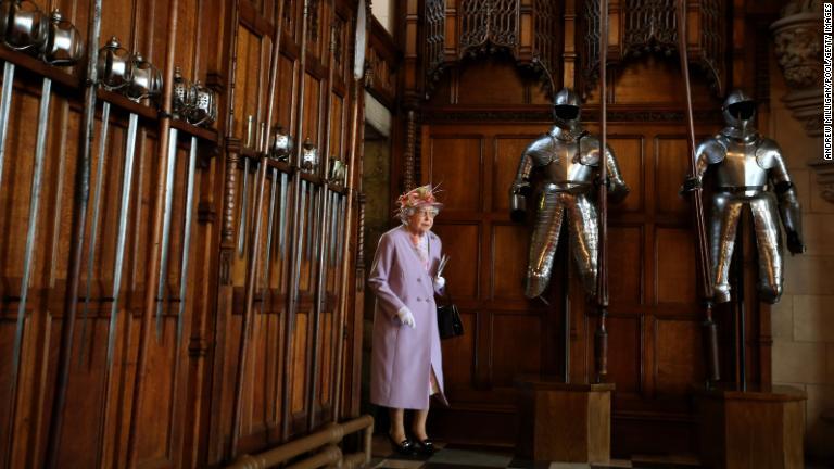 スコットランド国立戦争記念館での慰霊式に出席後、エジンバラ城のグレートホールに入るエリザベス女王＝２０１４年７月/Andrew Milligan/Pool/Getty Images