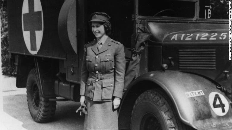 制服姿で補助地方義勇軍の車両前で撮影＝１９４５年/Keystone/Hulton Royals Collection/Getty Images