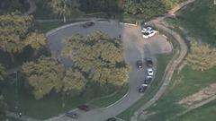米テキサス小学校銃乱射、犠牲者追悼の公園で発砲　ギャング関連か