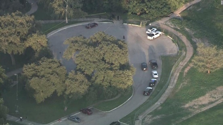 米テキサス州ユバルディの小学校で起きた銃乱射事件の追悼施設がある公園で２人が撃たれた/KENS