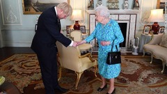 ２０１９年７月、新首相となるボリス・ジョンソン氏をバッキンガム宮殿に招く