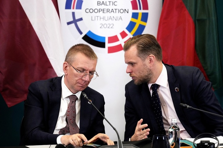 ラトビアのリンケービッチ外相（左）とリトアニアのランズベルギス外相/Ints Kalnins/Reuters