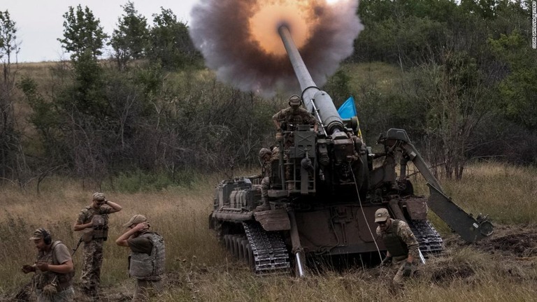 ドネツク州の拠点で２S７ピオン自走カノン砲を発射するウクライナ軍の兵士ら/Sofiia Gatilova/Reuters