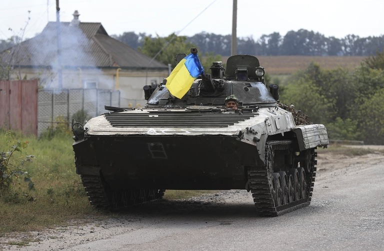 移動するウクライナ軍の戦車＝８日、ウクライナ・ハルキウ州/Metin Aktas/Anadolu Agency/Getty Images
