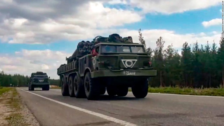 ロシア国防省が公開したウクライナ・ハルキウ州へ向かうロシアの軍用車両の様子/Russian Defense Ministry Press Service via AP