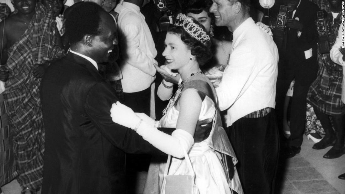 ガーナ訪問中にエンクルマ大統領とダンスを踊るエリザベス女王＝１９６１年、首都アクラ/Universal Images Group/Getty Images