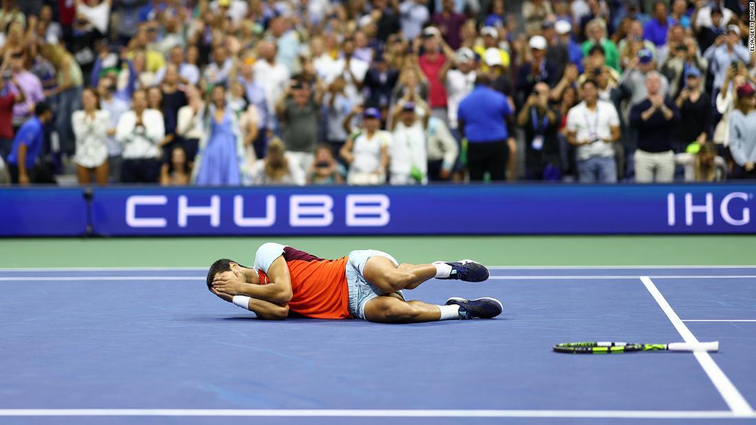 優勝を果たしてコートに倒れて喜ぶカルロス・アルカラス/Elsa/Getty Images