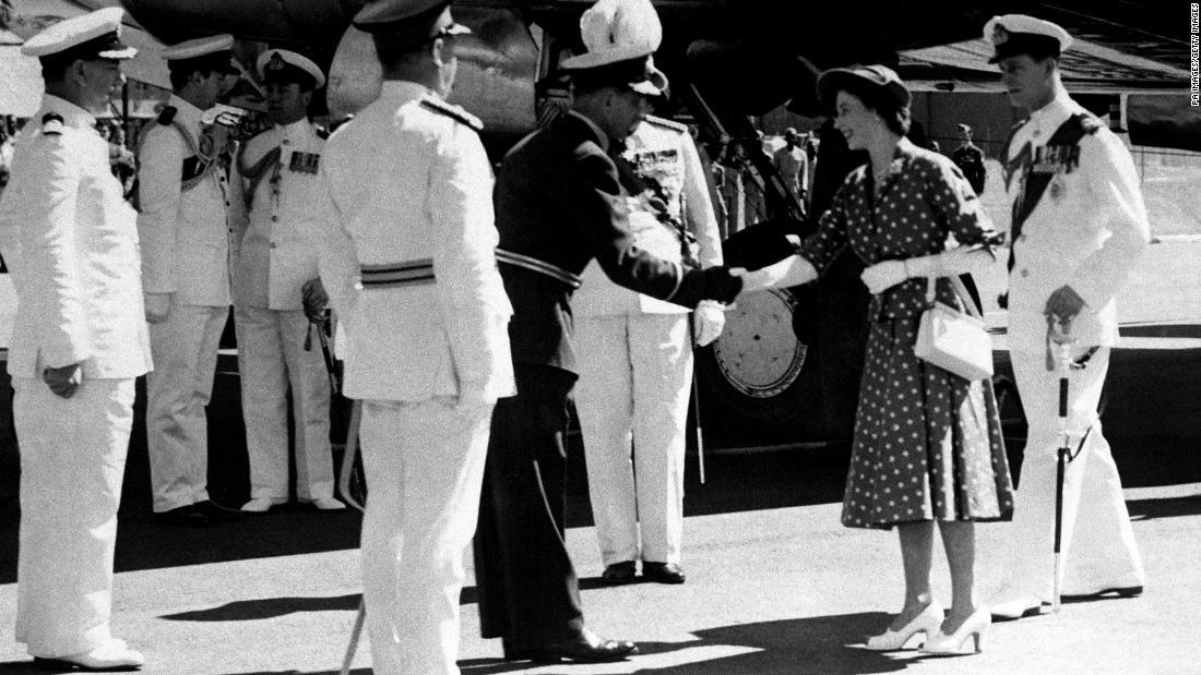 英連邦歴訪の最初にケニア・ナイロビに降り立ったエリザベス女王とフィリップ殿下＝１９５２年/PA Images/Getty Images
