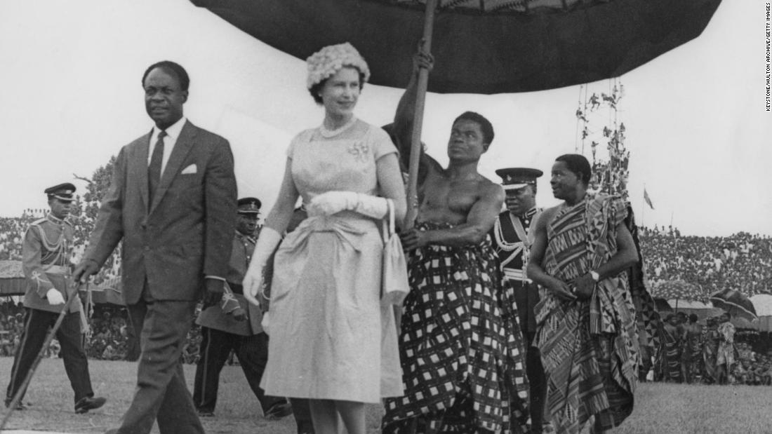 ガーナ訪問中に同国のクワメ・エンクルマ大統領と歩くエリザベス女王＝１９６１年１１月/Keystone/Hulton Archive/Getty Images